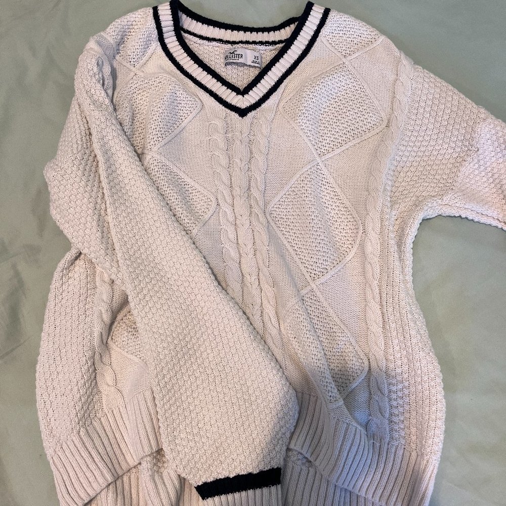 Size XS Hollister Cable Knit V Neck Sweater